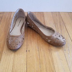 Adrienne Vittadini "Charlann" Tan Faux Leather Flat w/Flower Cutouts - Size 6.5M